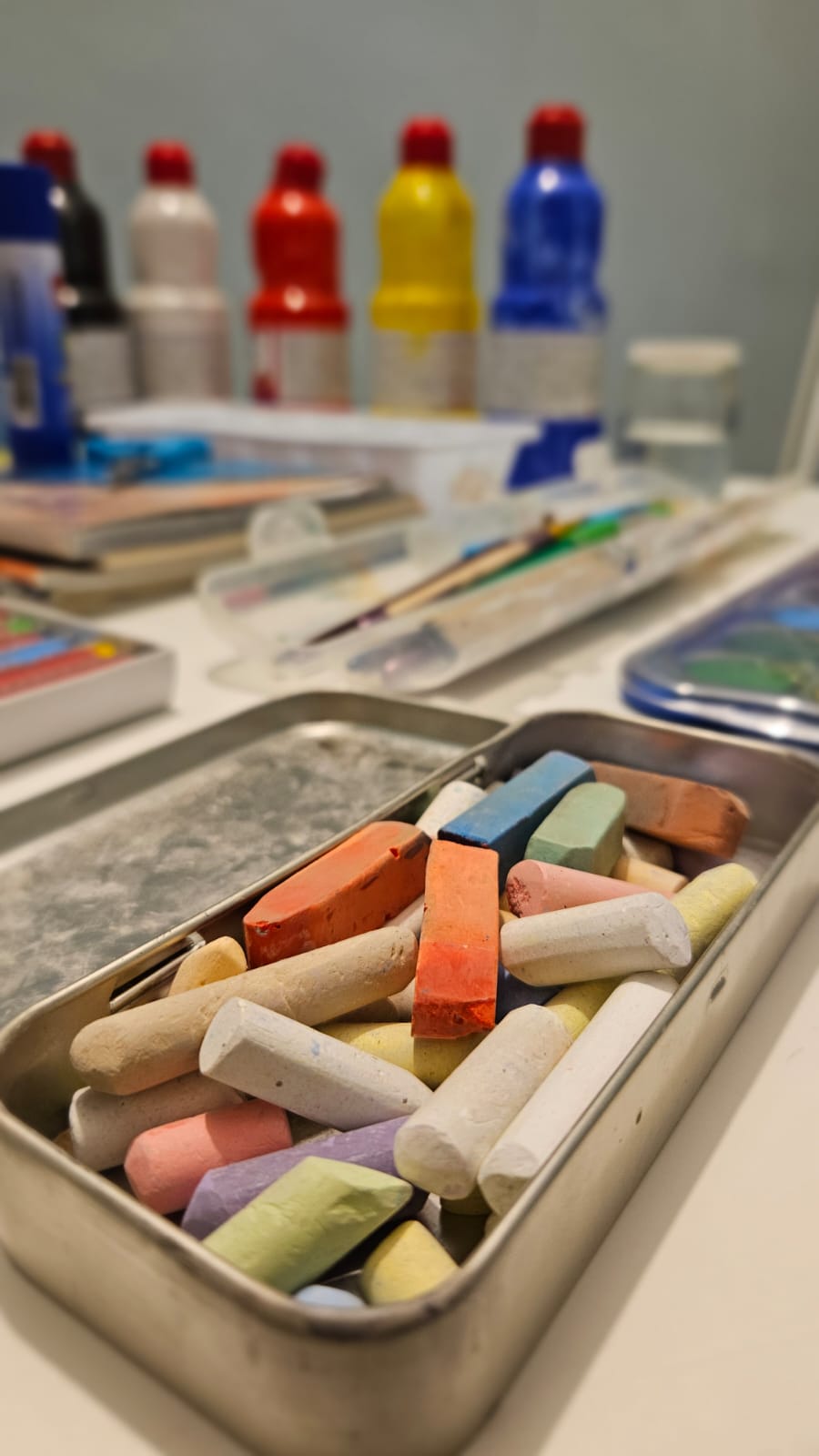 Gessetti colorati sul tavolo nello studio di arteterapia a Milano