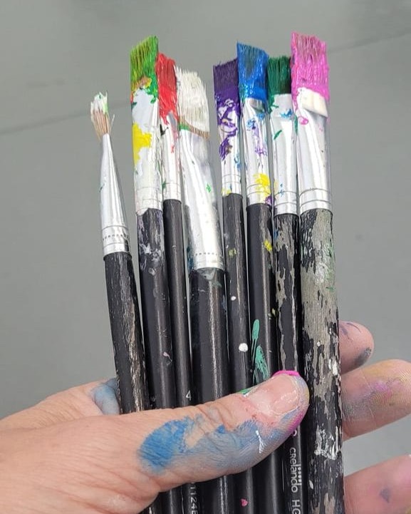 Dettaglio di un'attività di espressione artistica e manipolazione dei colori a Milano